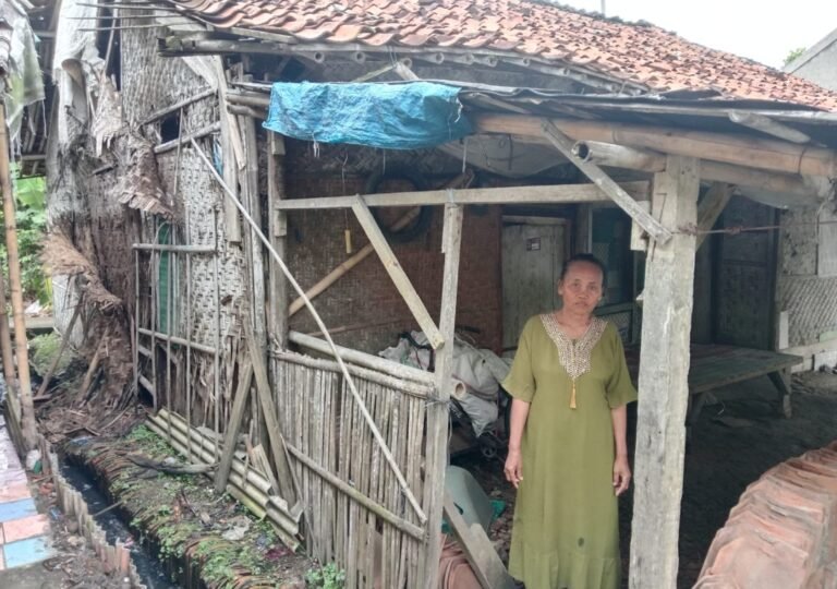 Ironi di Balik Industrialisasi Karawang: Potret Kemiskinan Ekstrem Keluarga Ibu Eni di Rengasdengklok