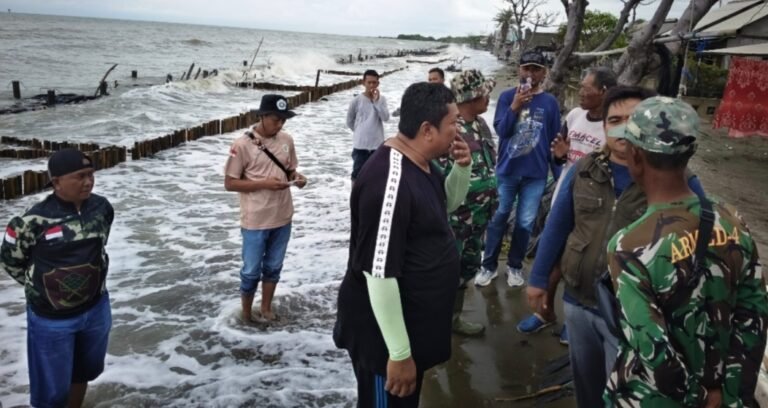 Akses Jalan Terputus dan Evakuasi Lansia: Abrasi Hebat Kembali Terjang Pesisir Sedari Karawang
